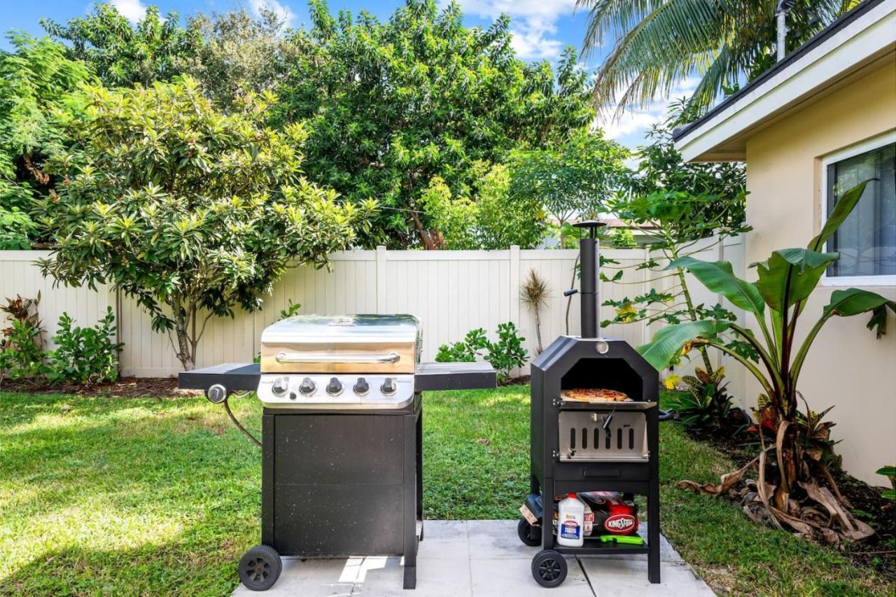 Modern Bungalow Near Wilton Drive I Pool Table フォート・ローダーデール エクステリア 写真